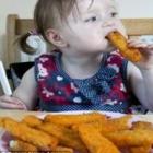  Bebê britânica alérgica a quase tudo e só come iscas de peixe empanado