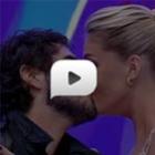 Marcos Mion e Ana Hickmann se beijam no palco do Tudo É Possível