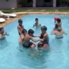 Na piscina com os amigos