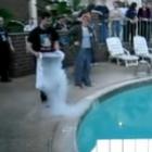 veja_o_que_acontece_se_voce_jogar_um_balde_de_nitrogenio_liquido_em_uma_piscina
