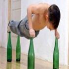 _menino_de_sete_anos_se_equilibra_em_quatro_garrafas_de_vidro_e_faz_flexoes