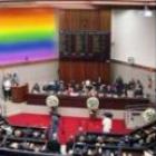 Vereadores de BH querem punir bares que discriminarem gays