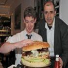 hamburguer_com_quase_18_mil_calorias_desafia_os_maiores_comiloes