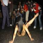 mulher_nua_presa_nas_ruas_escapa_da_prisao_por_nao_ficar_excitada