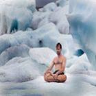 \homem_de_gelo\_holandes_treina_mente_fazendo_ioga_na_neve