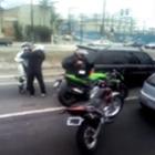 Vídeo mostra bando fechando avenida para roubar motocicleta