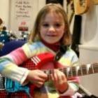Menina de 7 anos toca Sweet Child O Mine