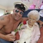 inglesa_comemora_100_anos_de_uma_maneira_muito_diferente_