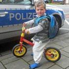 Menino de 2 anos foge de bicicleta para visitar a avó no hospital na Alemanha