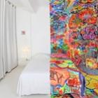 um_quarto_com_dupla_personalidade_metade_branco_metade_coberto_de_grafite
