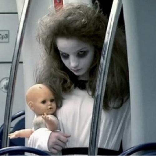 Menina fantasma ataca no metro!