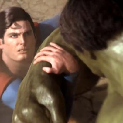Quer ver o Superman saindo na porrada com o Hulk?