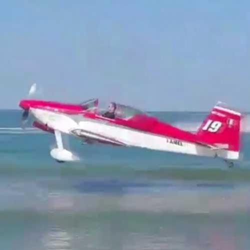 Avião faz pouso de emergência em praia e acaba capotando
