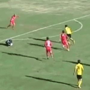 Jogador não faz gol porque goleiro estava no chão