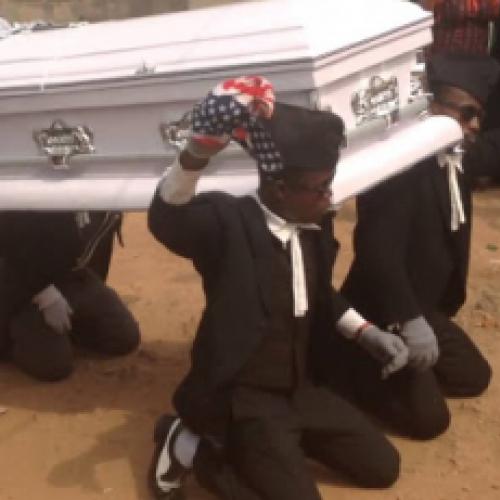 Vídeo mostra que enterrar um parente na Gana é motivo de festa