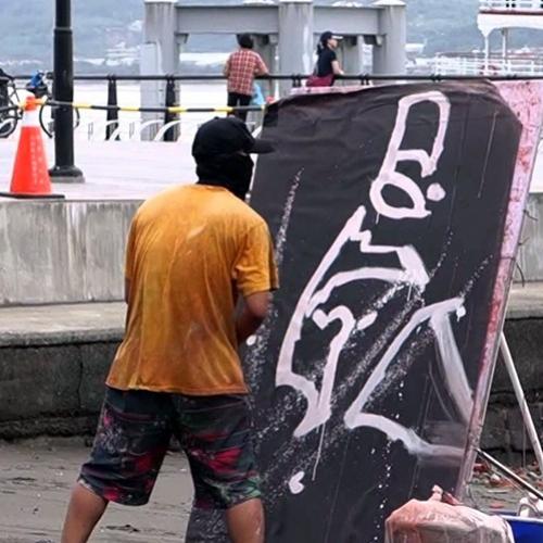 Artista de rua começa rabiscando, mas no fim surpreende a todos