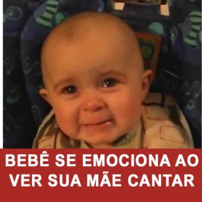 Bebê se emociona ao ver sua mãe cantar