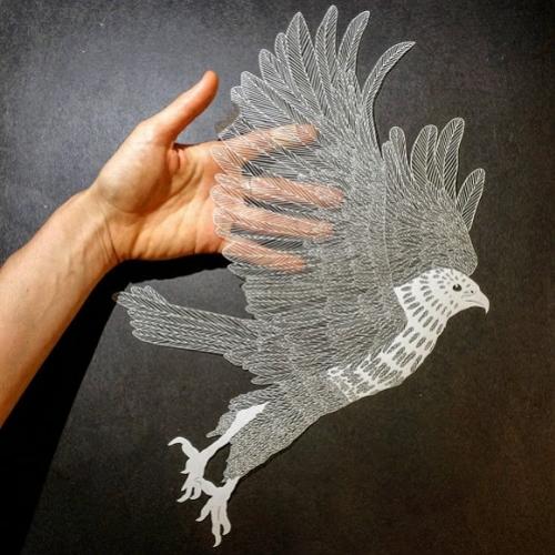 Artista faz figuras fantásticas cortando papel!