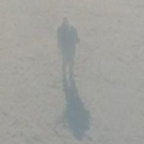 Passageiro de avião tirou uma foto de um humanoide andando nas nuvens