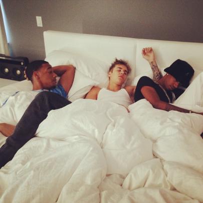 Rapper expulso da casa de Justin Bieber divulga foto na cama com o can