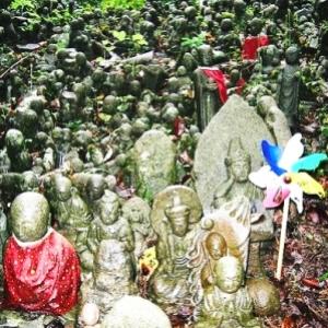Nashi no kijizou - milhares de estátuas em um lugar assombrado