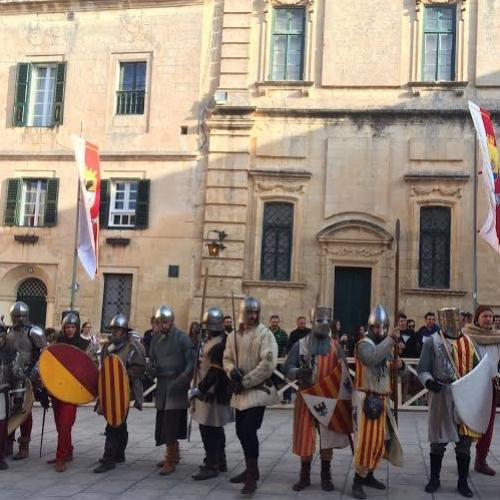 Luta de espada medieval na cidade de Game of Thrones