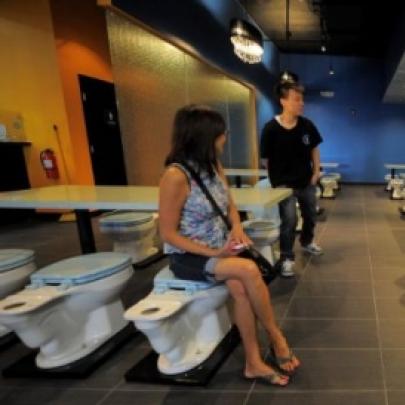 Restaurante temático com vasos sanitários faz sucesso nos EUA