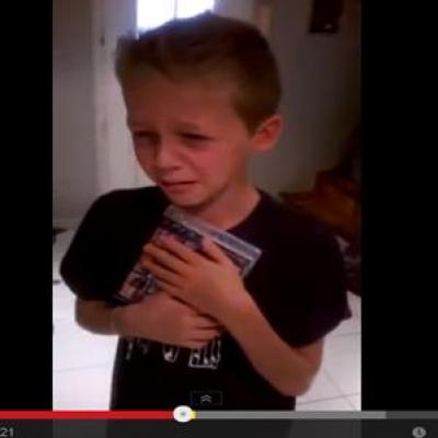 Reação de um garoto de 11 anos ao ganhar o jogo GTA V