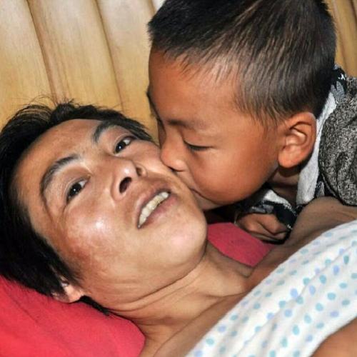 Este garoto de 7 anos cuida de seu pai paralisado depois que a mãe aba