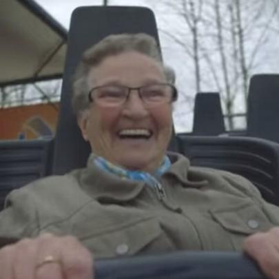 Felicidade de uma vovó de 78 anos pela primeira vez numa Montanha Russ