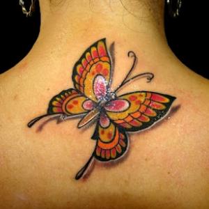 Lindas tatuagens de borboletas em mulheres lindas