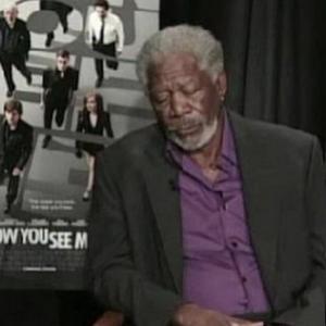 Morgan Freeman dorme no meio de entrevista