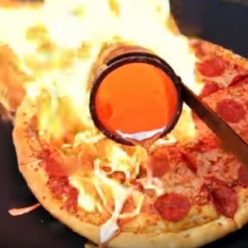 Pizza vs Cobre derretido, o que acontece?