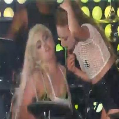 Mulher vomita em Lady Gaga durante show, de propósito