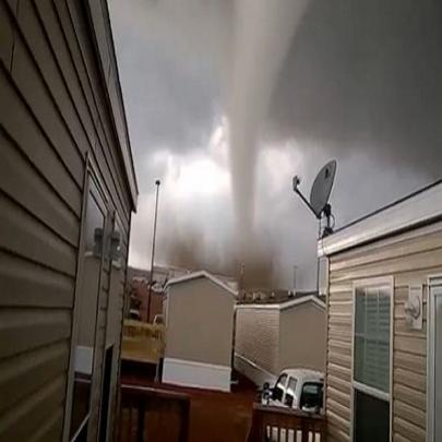 Tornado filmado por Petroleiros em Dakota do Norte (VIDEO)