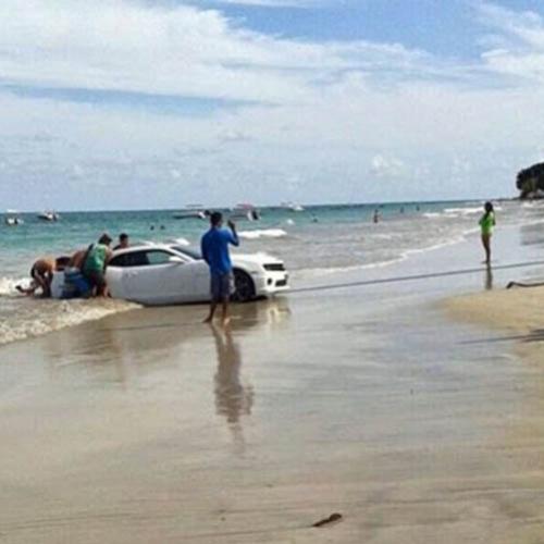 Motorista ‘paga de gatinho’ com Camaro e vai parar dentro do mar
