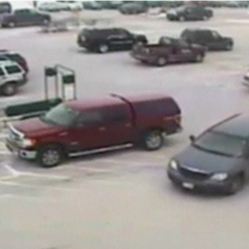 Idoso bate em 9 veículos em estacionamento nos EUA