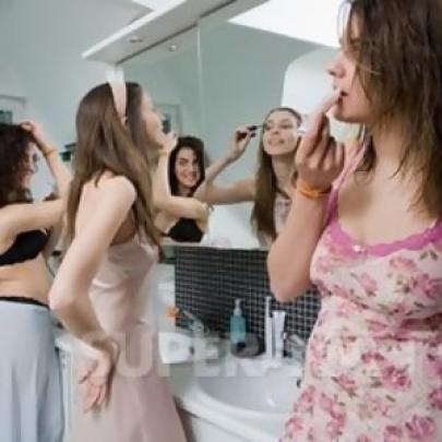 Por que mulheres sempre vão ao banheiro retocar maquiagem?