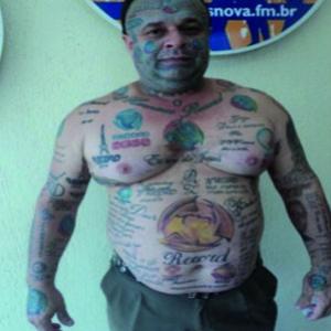 Fâ fanático faz 89 tatuagens da tv record em seu corpo