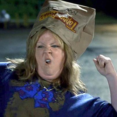 Melissa McCarthy barbariza no novo trailer de 