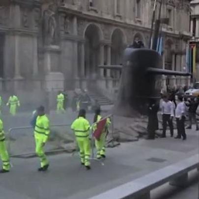 Em Milão, um submarino aparece no meio da rua