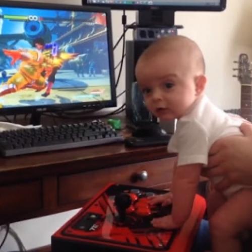 Bebê de 6 meses fecha o modo história de Street Fighter V