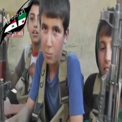 Síria se orgulha e mostra crianças armadas