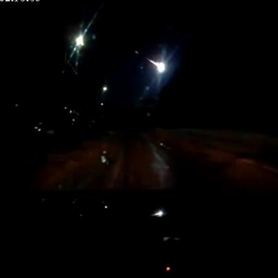 Meteorito ilumina céu noturno na Rússia
