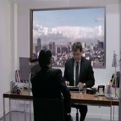 Pegadinha do meteoro caindo durante a entrevista de emprego