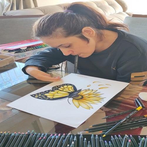 As cores de Tetê Fernandes, pintora tetraplégica.