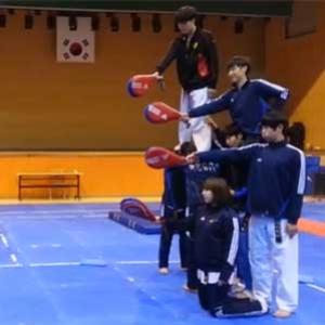 Lutador ninja acerta quatro chutes com apenas um salto.