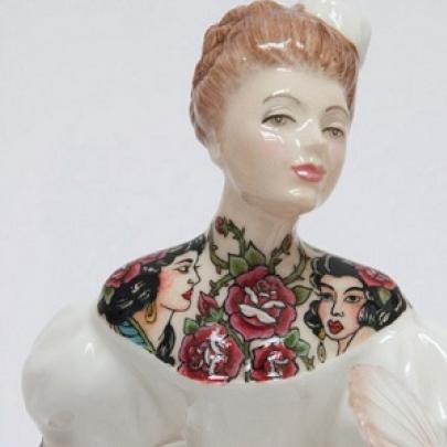 Bonecas de porcelana com tatuagem