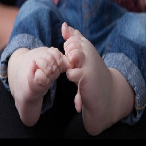 Menino nasce com 12 dedos nas mãos e nos pés, apavorando médicos