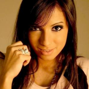 De shortinho, Anitta 'sensualiza' em show no Rio